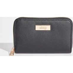 Portfel z napisem Sassy - Czarny. Czarne portfele damskie Sinsay, z napisami. Za 24,99 zł.