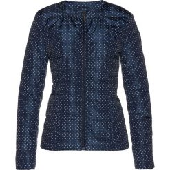 Kurtka pikowana w kropki bonprix ciemnoniebiesko-biel wełny w kropki. Niebieskie kurtki damskie bonprix, bez wzorów, z wełny, bez kaptura. Za 54,99 zł.