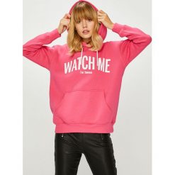 Answear - Bluza Watch me. Różowe bluzy damskie z kieszeniami marki ANSWEAR, s, z nadrukiem, z bawełny, z kapturem. W wyprzedaży za 99,90 zł.