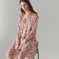 Koszulowa sukienka chain print - Różowy. Różowe sukienki damskie Mohito, bez wzorów, z koszulowym kołnierzykiem, bez rękawów, koszulowe. W wyprzedaży za 59,99 zł.