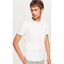 T-shirty męskie: Prążkowany t-shirt z kieszonką - Biały