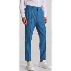 Spodnie chino z kontrastowa lamówka - Niebieski. Niebieskie spodnie męskie Reserved, m. W wyprzedaży za 29,99 zł.
