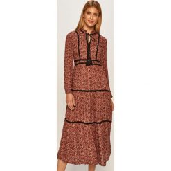 Vero Moda - Sukienka. Niebieskie sukienki damskie Vero Moda, na co dzień, s, w kwiaty, z wiskozy, casualowe, bez kołnierzyka, z długim rękawem, długie, maxi, rozkloszowane. W wyprzedaży za 129,90 zł.
