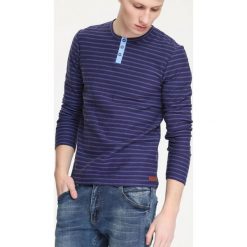 SWETER DŁUGI RĘKAW MĘSKI. Niebieskie golfy męskie marki Top Secret, m, w paski, z jeansu. W wyprzedaży za 39,99 zł.