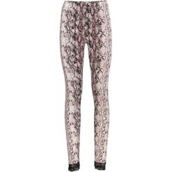Legginsy w animalistyczny deseń, z koronką bonprix dymny różowy we wzór skóry węża. Różowe legginsy damskie bonprix, w paski, ze skóry. Za 32,99 zł.