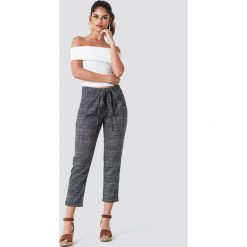 Trendyol Spodnie w kratkę z wiązaniem - Black,Grey,Multicolor. Czarne spodnie damskie z wysokim stanem marki Trendyol, w kratkę, z poliesteru. Za 121,95 zł.
