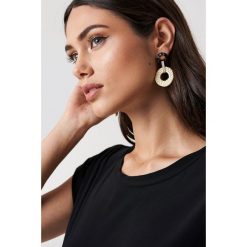 NA-KD Accessories Kolczyki kółka Raffia - Black,Beige. Brązowe kolczyki damskie NA-KD Accessories, na sztyftcie. W wyprzedaży za 28,67 zł.
