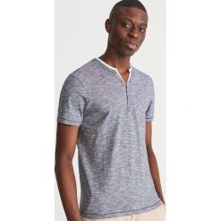 T-shirt z guzikami - Niebieski. Niebieskie t-shirty męskie marki Reserved, s, bez wzorów, bez kołnierzyka. Za 39,99 zł.