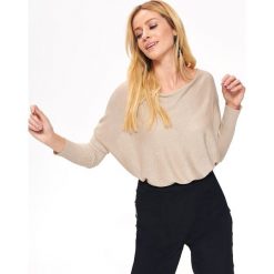 SWETER Z DEKOLTEM W ŁÓDKĘ. Żółte swetry damskie Top Secret, na lato, bez wzorów, z dzianiny, klasyczne, bez rękawów, bez kaptura. W wyprzedaży za 49,99 zł.