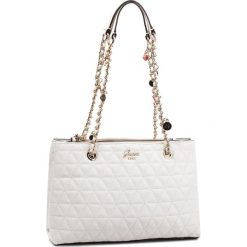 Torebka GUESS - HWVG69 88090 WHI. Białe torebki klasyczne damskie marki Guess, z aplikacjami, ze skóry ekologicznej, duże. Za 629,00 zł.