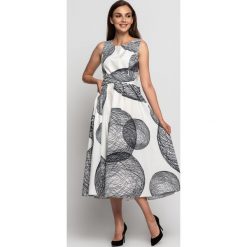 Bawełniana asymetryczna sukienka bez rękawów BIALCON. Białe sukienki damskie BIALCON, bez wzorów, z bawełny, eleganckie, z asymetrycznym kołnierzem, bez rękawów, asymetryczne. Za 599,00 zł.