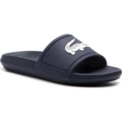 Klapki LACOSTE - Croco Slide 119 3 Cfa 7-37CFA0005092 Navy/White. Niebieskie klapki damskie Lacoste, bez wzorów, z tworzywa sztucznego, bez obcasa. W wyprzedaży za 139,00 zł.