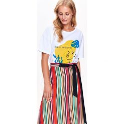 T-SHIRT KRÓTKI RĘKAW DAMSKI, Z NADRUKIEM. Szare t-shirty damskie Top Secret, z nadrukiem. Za 19,99 zł.