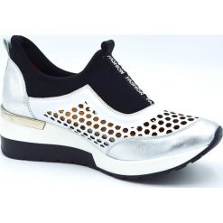 Sneakersy ażurowe skórzane czarne Aga. Czarne koturny damskie Aga, bez obcasa, na koturnie, bez zapięcia. W wyprzedaży za 299,25 zł.