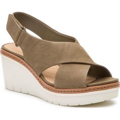 Sandały CLARKS - Palm Candid 261411664 Olive Nubuck. Zielone klapki damskie Clarks, bez wzorów, ze skóry, bez obcasa, na obcasie. W wyprzedaży za 299,00 zł.
