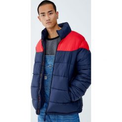 Pikowana kurtka z kolorowymi panelami. Zielone kurtki męskie pikowane marki Pull&Bear, m, w kolorowe wzory. Za 139,00 zł.
