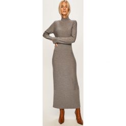 Calvin Klein - Sukienka. Czarne sukienki damskie Calvin Klein, na co dzień, s, bez wzorów, z wełny, casualowe, z okrągłym kołnierzem, z długim rękawem, długie, midi, rozkloszowane. W wyprzedaży za 599,90 zł.
