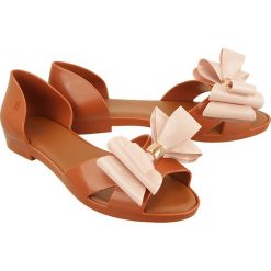 MELISSA 31920 SEDUCTION II AD 50524 brown/light pink, sandały damskie. Różowe sandały damskie Melissa, z aplikacjami, z materiału, bez obcasa, bez zapięcia. Za 259,90 zł.