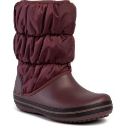 Śniegowce CROCS - Winter Puff Boot Women 14614 Burgundy/Black. Fioletowe kozaki damskie Crocs, na zimę, ze skóry ekologicznej, bez obcasa, bez zapięcia. W wyprzedaży za 219,00 zł.