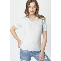 Jasnoszary T-shirt Sada. Szare bluzki damskie Born2be, s, bez wzorów, bez kołnierzyka. W wyprzedaży za 54,99 zł.