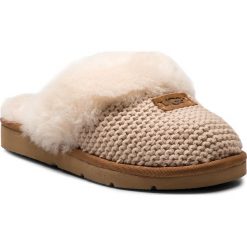 Kapcie UGG - W Cozy Knit Slipper 1095116 W/Crm. Brązowe klapki damskie Ugg, bez wzorów, ze skóry, bez obcasa. Za 499,00 zł.