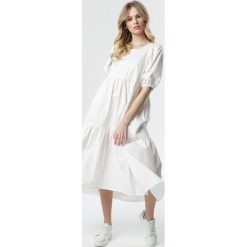 Biała Sukienka Sonali. Białe sukienki damskie Born2be, na co dzień, xl, bez wzorów, z okrągłym kołnierzem, z krótkim rękawem, krótkie, midi, proste. Za 149,99 zł.