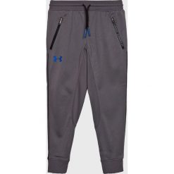 Under Armour - Spodnie dziecięce 122-170 cm. Szare spodnie chłopięce Under Armour, bez wzorów, z poliesteru, sportowe. W wyprzedaży za 99,90 zł.