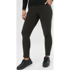 Ciemnozielone Spodnie Tinryss. Zielone spodnie damskie Born2be, xl, bez wzorów, z tkaniny. Za 79,99 zł.