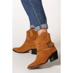 Camelowe Kowbojki Riverstone. Brązowe botki damskie Born2be, bez obcasa, na obcasie, bez zapięcia. W wyprzedaży za 109,99 zł.