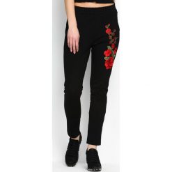 Spodnie dresowe damskie: Czarne Spodnie Dresowe Rosy Roses