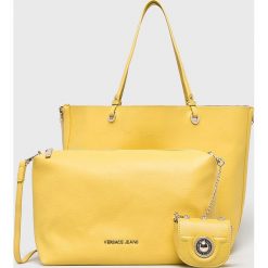 Versace Jeans - Torebka. Żółte torebki klasyczne damskie marki Versace Jeans, bez wzorów, z poliesteru, casualowe, na ramię, duże, bez dodatków. Za 799,90 zł.