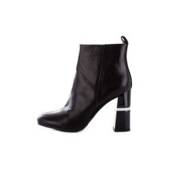 Botki Tommy Hilfiger EN00280. Czarne botki damskie marki TOMMY HILFIGER, z materiału, z okrągłym noskiem, na obcasie. Za 633,03 zł.