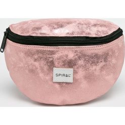 Spiral - Saszetka Platinium. Różowe torebki klasyczne damskie Spiral, w paski, z poliesteru, casualowe, małe, bez dodatków. W wyprzedaży za 49,90 zł.