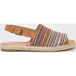 Toms - Sandały Clara. Klapki damskie Toms, bez wzorów, ze skóry, bez obcasa, na płaskiej podeszwie. W wyprzedaży za 219,90 zł.