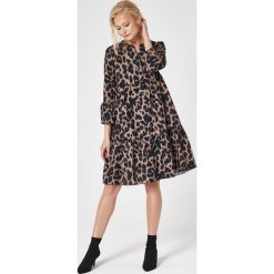 Sukienka w panterkę z falbanami - l. Sukienki damskie e-margeritka.pl, l, bez wzorów, z bawełny, eleganckie, ze stójką, moda ciążowa, z krótkim rękawem, krótkie, mini, rozkloszowane. Za 179,99 zł.