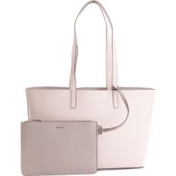 Torebka DKNY - Brayden Md Rvrsbl Tote R83AZ757 Bls Logo/Wr Gry. Szare torebki klasyczne damskie DKNY, bez wzorów, ze skóry ekologicznej, klasyczne, bez dodatków. W wyprzedaży za 449,00 zł.