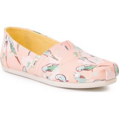 Półbuty TOMS - Classic 10013466 Coral Kissy Birds. Różowe półbuty damskie Toms, na co dzień, bez wzorów, z tworzywa sztucznego, bez obcasa, na płaskiej podeszwie, bez zapięcia. W wyprzedaży za 169,00 zł.