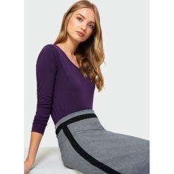 Top z dekoltem V. Bluzki damskie Greenpoint, bez wzorów, z elastanu, bez kołnierzyka. Za 29,99 zł.