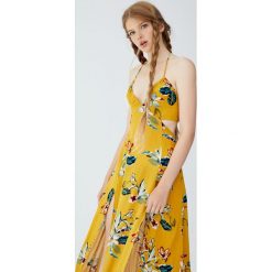Długa sukienka z wycięciami po bokach. Brązowe sukienki damskie Pull&Bear, bez wzorów, bez kołnierzyka, z długim rękawem, długie, maxi. Za 139,00 zł.