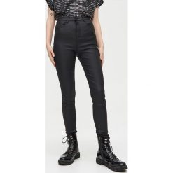 Jeansy high waist powlekane - Czarny. Czarne jeansy damskie Cropp, bez wzorów, z jeansu, z podwyższonym stanem. Za 119,99 zł.