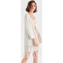 Kardigan oversize z frędzlami - Kremowy. Białe swetry damskie Cropp, s, bez wzorów. Za 119,99 zł.
