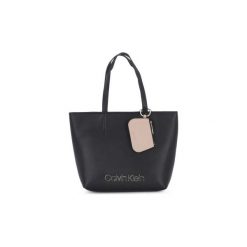 Torby na ramię Calvin Klein Jeans MUST MED SHOPPER. Czarne torby damskie na zakupy Calvin Klein Jeans, bez wzorów, z jeansu, na ramię, bez dodatków. Za 682,76 zł.