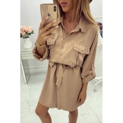Sukienka DARBY. Brązowe sukienki damskie IVET, na lato, bez wzorów, bez kołnierzyka, z krótkim rękawem, krótkie, mini. W wyprzedaży za 79,00 zł.