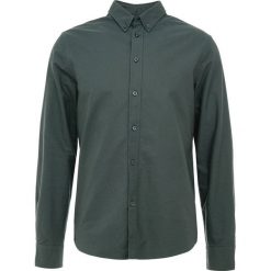 Filippa K PIERRE OXFORD Koszula stone green. Zielone koszule męskie marki Filippa K, m, bez wzorów, z bawełny, bez kołnierzyka, bez rękawów. Za 439,00 zł.