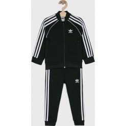 Adidas Originals - Dres dziecięcy 104-128 cm. Czarne spodnie chłopięce adidas Originals, bez wzorów, z poliesteru. W wyprzedaży za 169,90 zł.