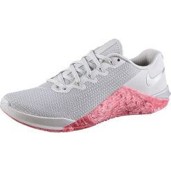 Buty "Metcon 5" w kolorze szarym do fitnessu. Szare buty sportowe damskie z materiału, sportowe, na fitness i siłownię. W wyprzedaży za 369,95 zł.