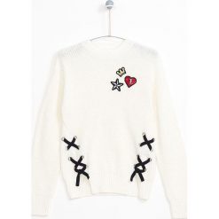 Lemon Explore - Sweter dziecięcy 122-164 cm. Białe swetry dziewczęce z haftami, z bawełny, z okrągłym kołnierzem, krótkie. W wyprzedaży za 49,90 zł.