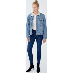 Jeansy push up. Szare jeansy damskie marki Pull&Bear. Za 79,90 zł.