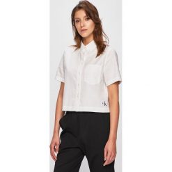 Calvin Klein Jeans - Koszula. Białe bluzki damskie Calvin Klein Jeans, s, bez wzorów, z bawełny, bez kołnierzyka, z krótkim rękawem. W wyprzedaży za 249,90 zł.