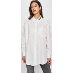 Calvin Klein Jeans - Koszula. Białe bluzki damskie z długim rękawem Calvin Klein Jeans, na co dzień, s, bez wzorów, z bawełny, casualowe, bez kołnierzyka. Za 449,90 zł.